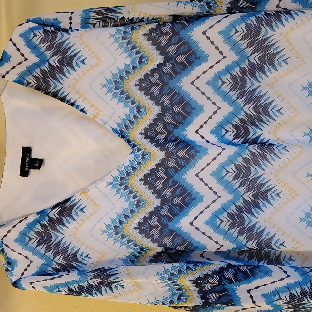 B. Design Women's V-Neck Chevron Print Top in Blue & White